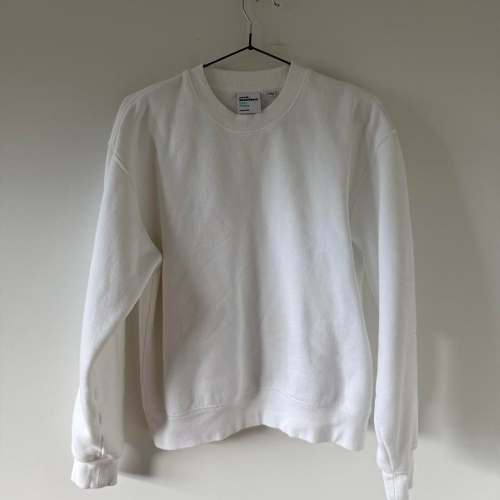 Aritzia white sweatshirt. TNA Cozy Fleece Perfect Crew.
